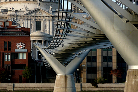 the queens walk millennium bridge