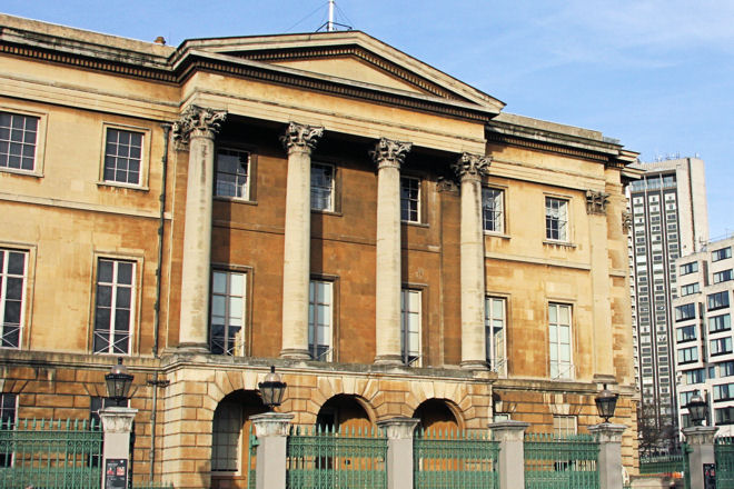 buckingham palace irish guard household division