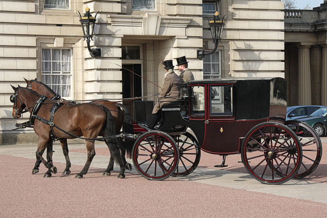 queen victoria memorial and buckingham palace
