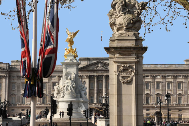buckingham palace and queen victoria memorial