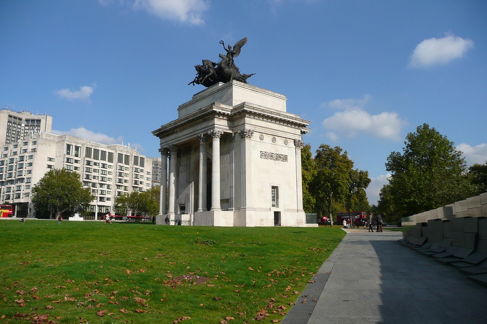 wellington arch at top of constitution hill 