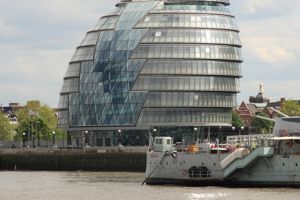 city hall pool of london walk