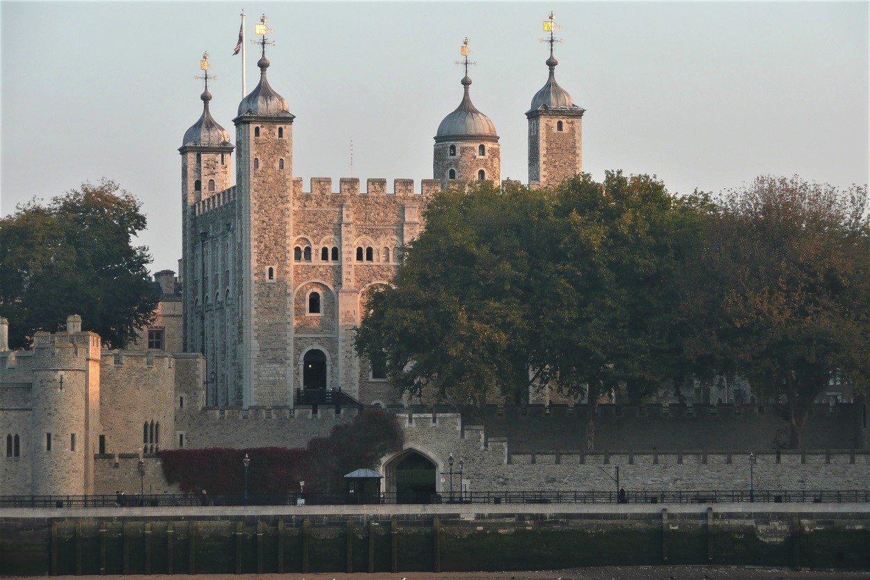 tower of london - pool of london walk