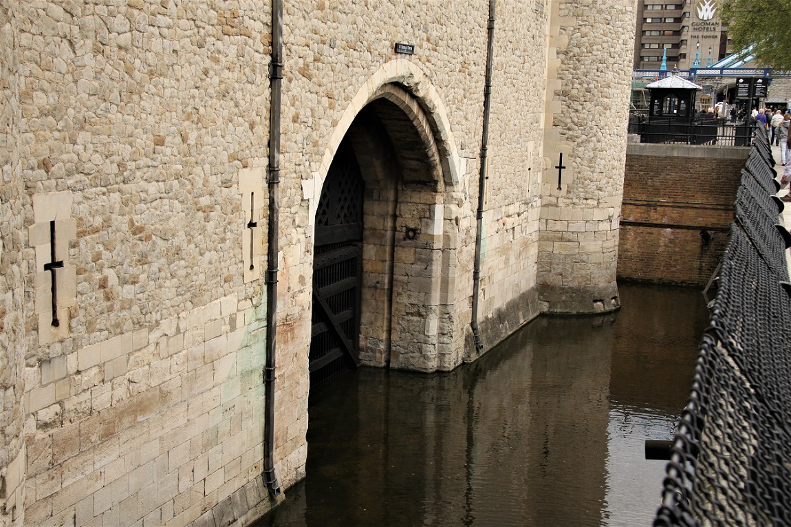river thames level entrance - walklondon